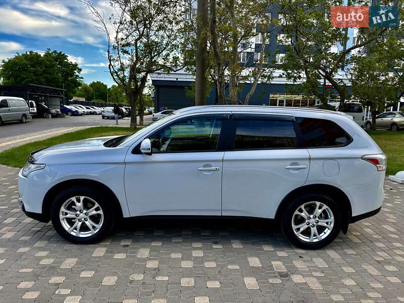 Позашляховик / Кросовер Mitsubishi Outlander 2015 в Одесі