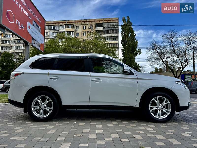 Позашляховик / Кросовер Mitsubishi Outlander 2015 в Одесі