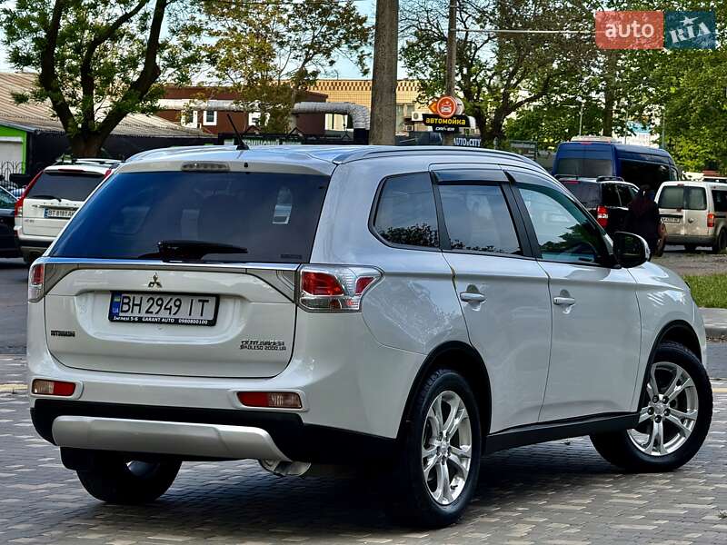 Позашляховик / Кросовер Mitsubishi Outlander 2015 в Одесі