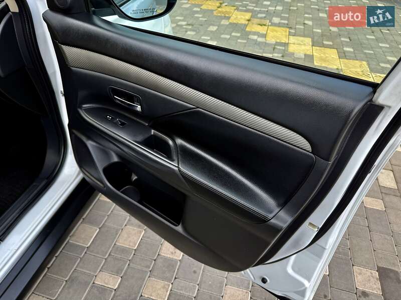 Позашляховик / Кросовер Mitsubishi Outlander 2015 в Одесі