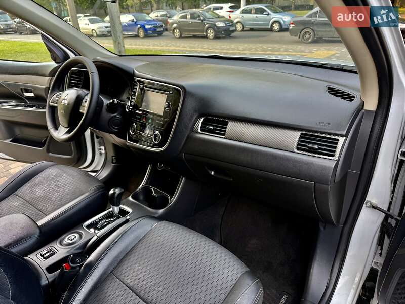 Позашляховик / Кросовер Mitsubishi Outlander 2015 в Одесі