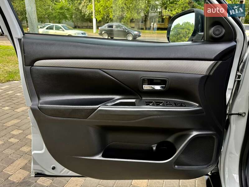 Позашляховик / Кросовер Mitsubishi Outlander 2015 в Одесі