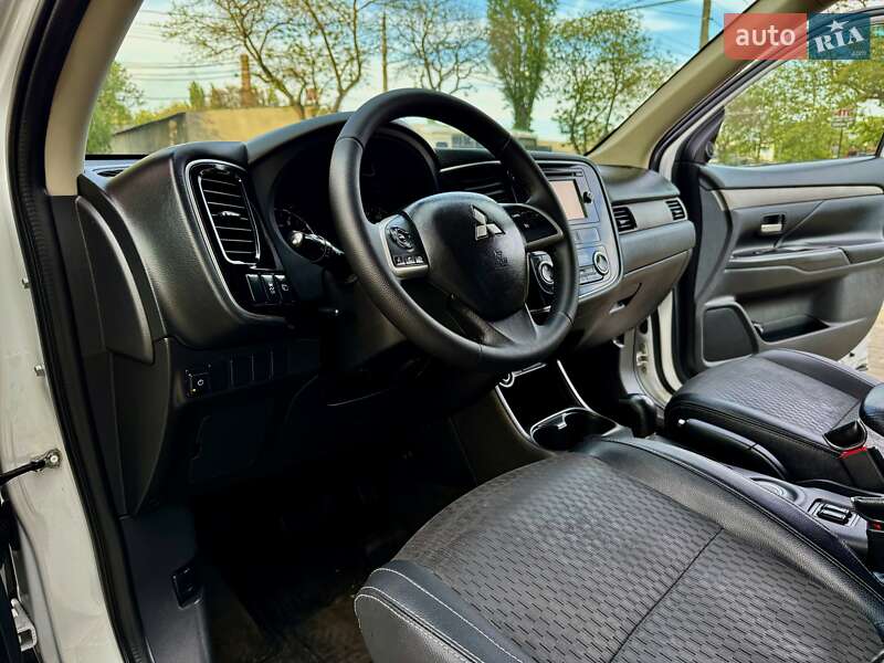 Позашляховик / Кросовер Mitsubishi Outlander 2015 в Одесі