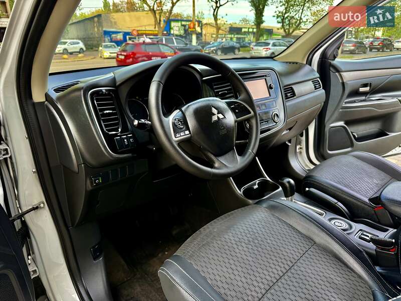 Позашляховик / Кросовер Mitsubishi Outlander 2015 в Одесі