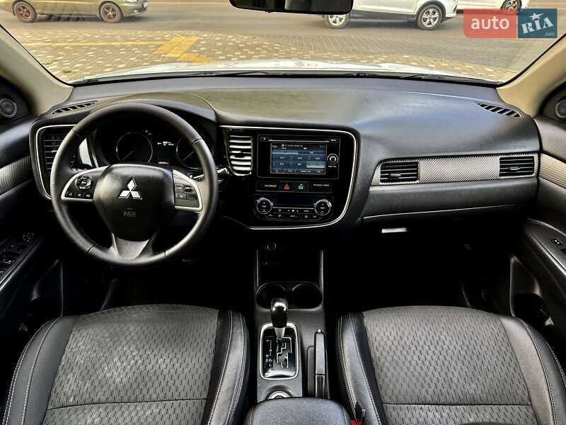 Позашляховик / Кросовер Mitsubishi Outlander 2015 в Одесі