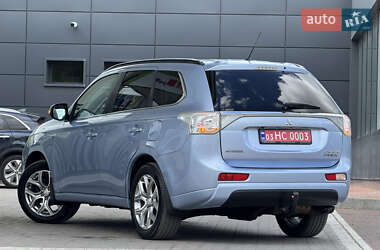Внедорожник / Кроссовер Mitsubishi Outlander 2014 в 