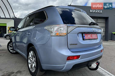 Внедорожник / Кроссовер Mitsubishi Outlander 2014 в 