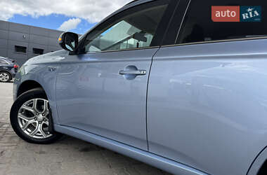 Внедорожник / Кроссовер Mitsubishi Outlander 2014 в 
