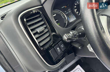 Внедорожник / Кроссовер Mitsubishi Outlander 2014 в 
