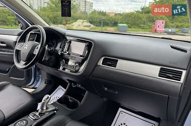 Внедорожник / Кроссовер Mitsubishi Outlander 2014 в 