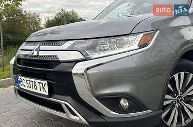 Внедорожник / Кроссовер Mitsubishi Outlander 2020 в 