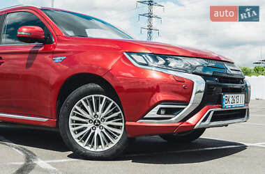 Позашляховик / Кросовер Mitsubishi Outlander 2018 в 