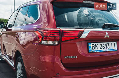 Позашляховик / Кросовер Mitsubishi Outlander 2018 в 