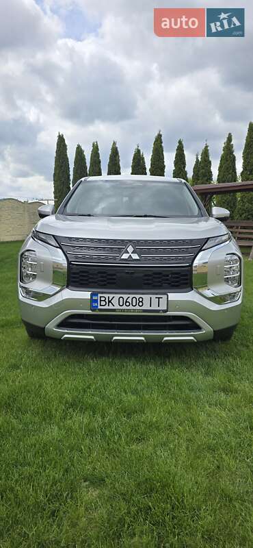Внедорожник / Кроссовер Mitsubishi Outlander 2023 в 