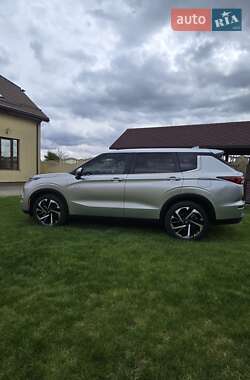 Внедорожник / Кроссовер Mitsubishi Outlander 2023 в 