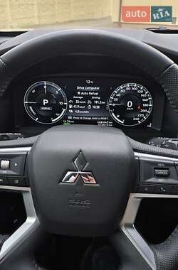 Внедорожник / Кроссовер Mitsubishi Outlander 2023 в 