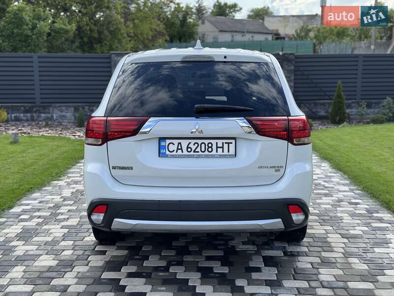 Позашляховик / Кросовер Mitsubishi Outlander 2017 в Чорнобаї