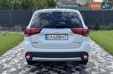 Внедорожник / Кроссовер Mitsubishi Outlander 2017 в 
