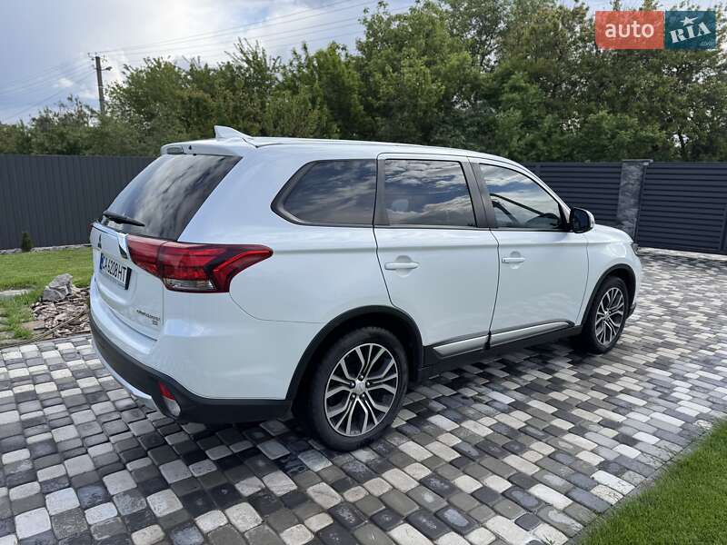 Позашляховик / Кросовер Mitsubishi Outlander 2017 в Чорнобаї