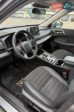 Внедорожник / Кроссовер Mitsubishi Outlander 2023 в 