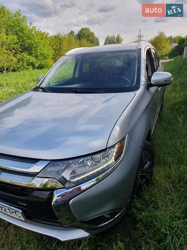 Позашляховик / Кросовер Mitsubishi Outlander 2016 в Києві