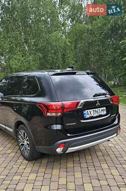 Внедорожник / Кроссовер Mitsubishi Outlander 2016 в 