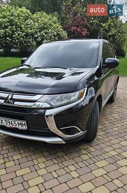 Внедорожник / Кроссовер Mitsubishi Outlander 2016 в 