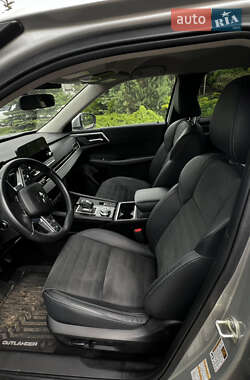 Внедорожник / Кроссовер Mitsubishi Outlander 2021 в 