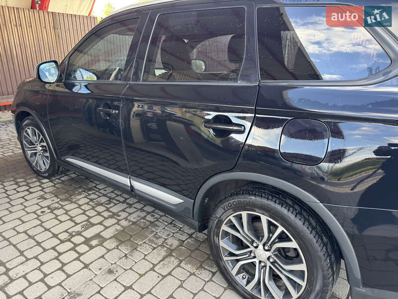 Внедорожник / Кроссовер Mitsubishi Outlander 2016 в Яремче