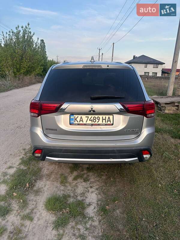 Внедорожник / Кроссовер Mitsubishi Outlander 2017 в Киеве