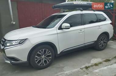 Позашляховик / Кросовер Mitsubishi Outlander 2017 в 