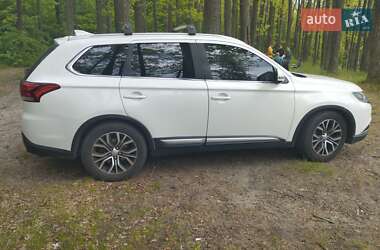 Позашляховик / Кросовер Mitsubishi Outlander 2017 в 