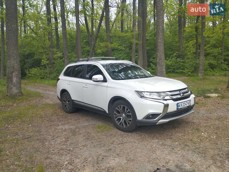 Позашляховик / Кросовер Mitsubishi Outlander 2017 в 