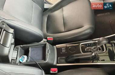 Внедорожник / Кроссовер Mitsubishi Outlander 2017 в 