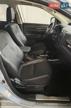 Внедорожник / Кроссовер Mitsubishi Outlander 2017 в 