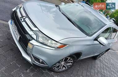 Внедорожник / Кроссовер Mitsubishi Outlander 2017 в 