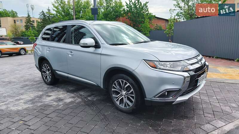 Внедорожник / Кроссовер Mitsubishi Outlander 2017 в 