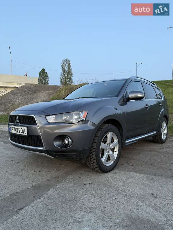 Внедорожник / Кроссовер Mitsubishi Outlander 2010 в 