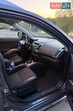 Внедорожник / Кроссовер Mitsubishi Outlander 2010 в 