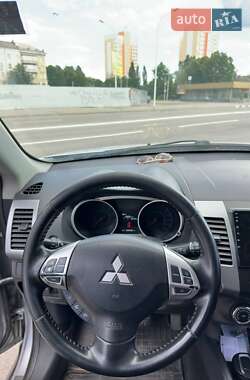 Внедорожник / Кроссовер Mitsubishi Outlander 2010 в 