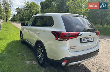 Внедорожник / Кроссовер Mitsubishi Outlander 2016 в 