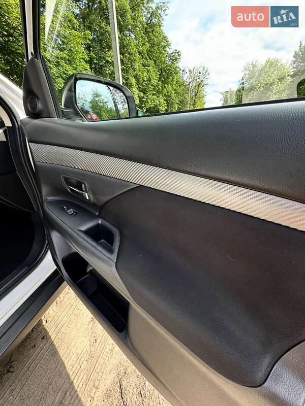 Позашляховик / Кросовер Mitsubishi Outlander 2016 в Харкові