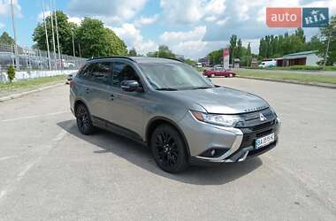 Внедорожник / Кроссовер Mitsubishi Outlander 2018 в 