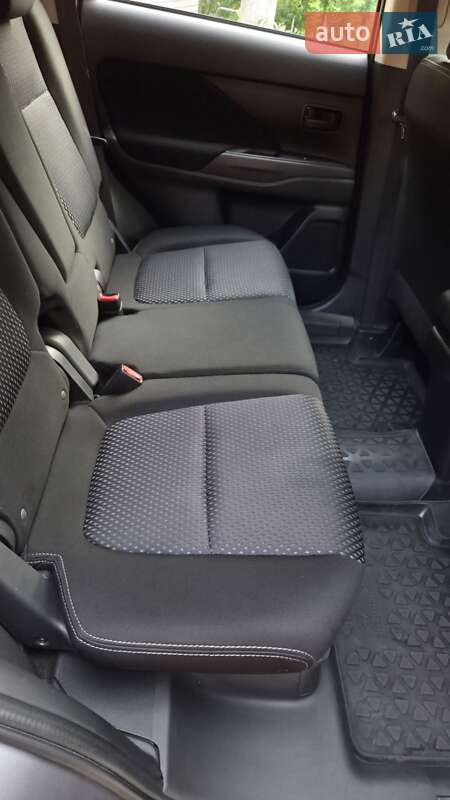Позашляховик / Кросовер Mitsubishi Outlander 2016 в Харкові
