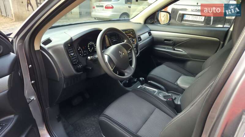 Позашляховик / Кросовер Mitsubishi Outlander 2016 в Харкові