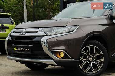 Позашляховик / Кросовер Mitsubishi Outlander 2015 в 
