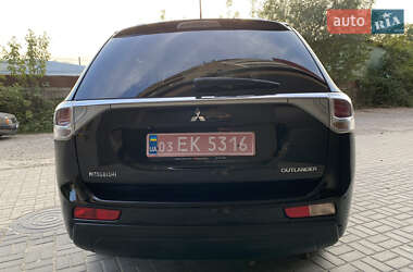 Позашляховик / Кросовер Mitsubishi Outlander 2013 в 