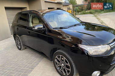 Позашляховик / Кросовер Mitsubishi Outlander 2013 в 