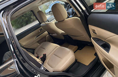 Позашляховик / Кросовер Mitsubishi Outlander 2013 в 
