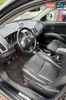 Внедорожник / Кроссовер Mitsubishi Outlander 2012 в 